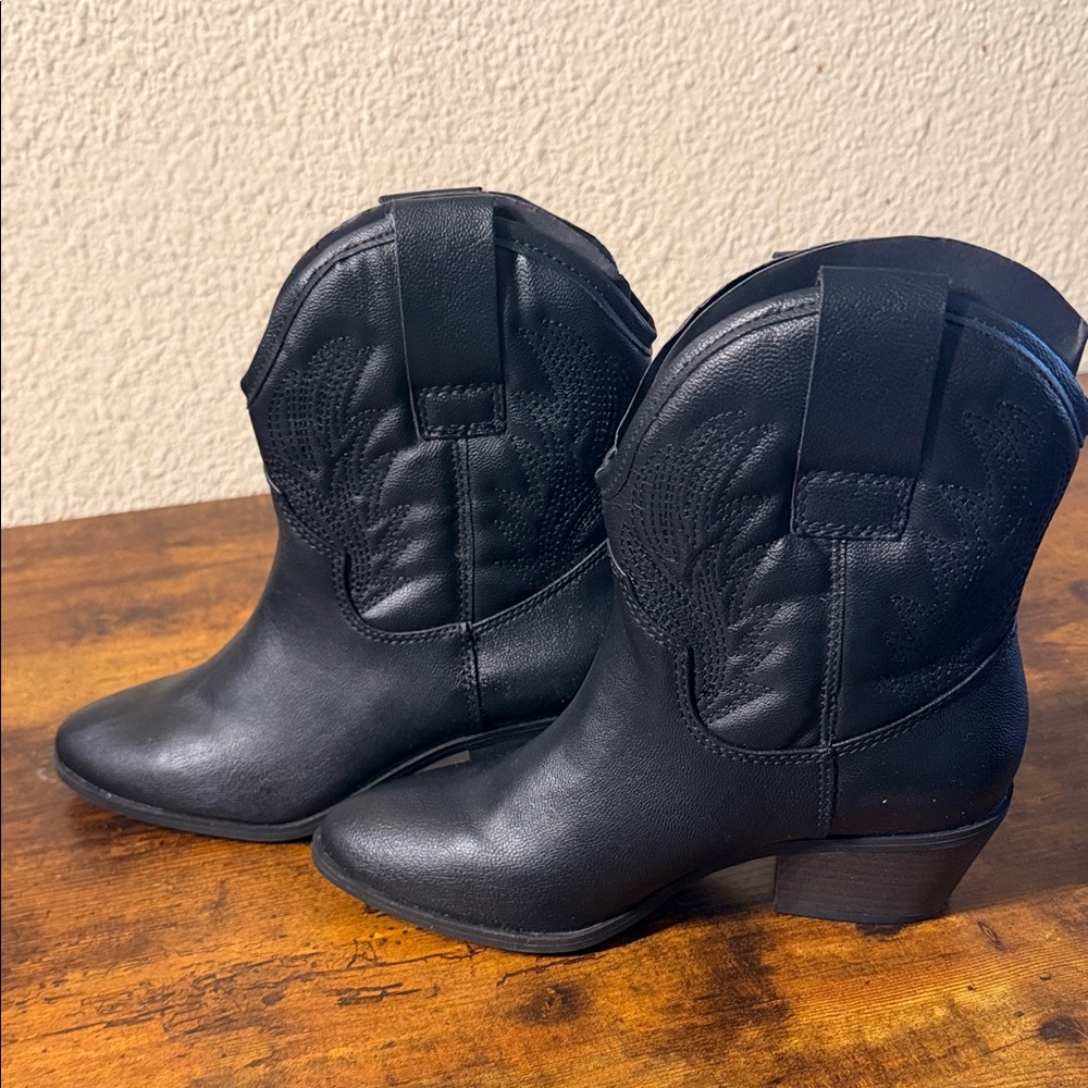 Universal Thread Black Ankle Booties